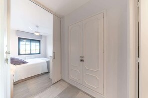 1 habitación, tabla de planchar con plancha y acceso a internet 