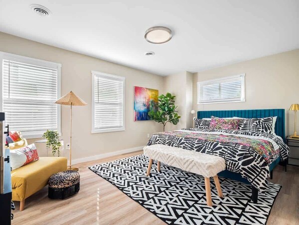 3 makuuhuonetta, työpöytä, silitysrauta/-lauta, vauvan matkasänky