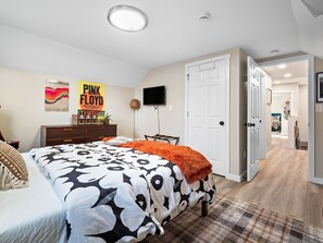 3 bedrooms, desk, iron/ironing board, travel cot