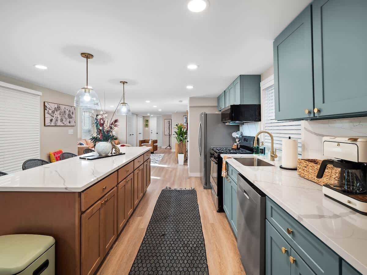 Réfrigérateur, four à micro-ondes, un four, surface de cuisson