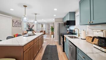 Réfrigérateur, four à micro-ondes, un four, surface de cuisson