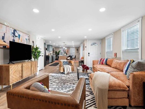 Arts District - Walk to Restaurants, Bars-Sleeps 8