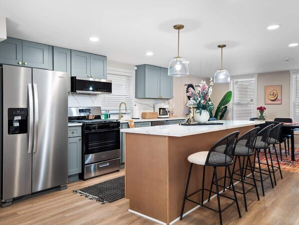 Fridge, microwave, oven, stovetop - Arts District|Walk to Restaurants, Bars| Sleeps 8 (Cleveland)