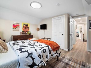 3 bedrooms, desk, iron/ironing board, travel cot - Arts District|Walk to Restaurants, Bars| Sleeps 8 (Cleveland)