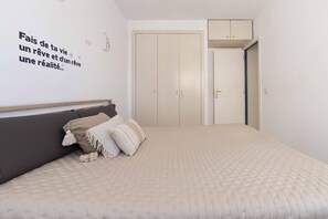 2 slaapkamers, een strijkplank/strijkijzer, gratis wifi