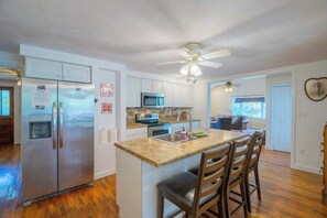 Kjøleskap, mikrobølgeovn, ovn og kokeplater