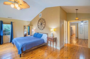 3 Schlafzimmer, Schreibtisch, Bügeleisen/Bügelbrett, Reisekinderbett