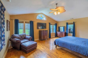 3 soverom, skrivebord, strykejern/-brett og reiseseng for barn