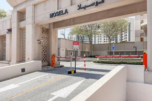 Property grounds - Blueground | The Views, pool, nr waterfront (Dubai)