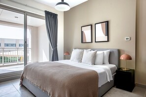 Iron/ironing board, WiFi, bed sheets - Blueground | The Views, pool, nr waterfront (Dubai)