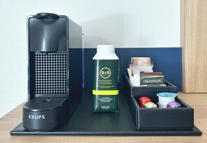 A black Krups humidifier, a B&B Hotel water bottle, and a set of toiletries in a black case. - B&B HOTEL Meaux Nanteuil-lès-Meaux 3 étoiles (Nanteuil-les-Meaux)