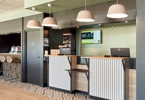 Bar (on property) - B&B HOTEL Meaux Nanteuil-lès-Meaux 3 étoiles (Nanteuil-les-Meaux)