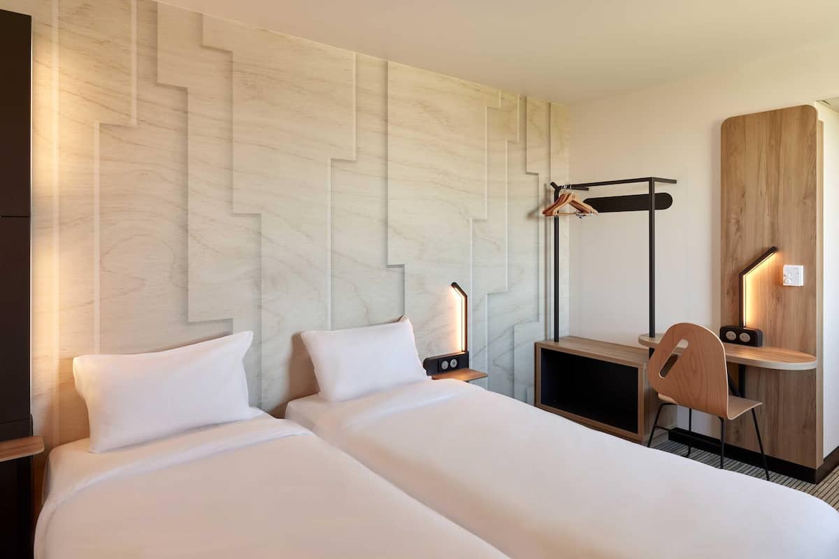 Standard Twin Room, Non Smoking | Meja, kalis bunyi, Wi-fi percuma, cadar katil