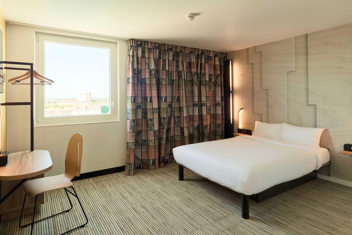 Double Room, Accessible, Non Smoking | Meja, kalis bunyi, Wi-fi percuma, cadar katil