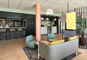 Bar (on property) - B&B HOTEL Meaux Nanteuil-lès-Meaux 3 étoiles (Nanteuil-les-Meaux)