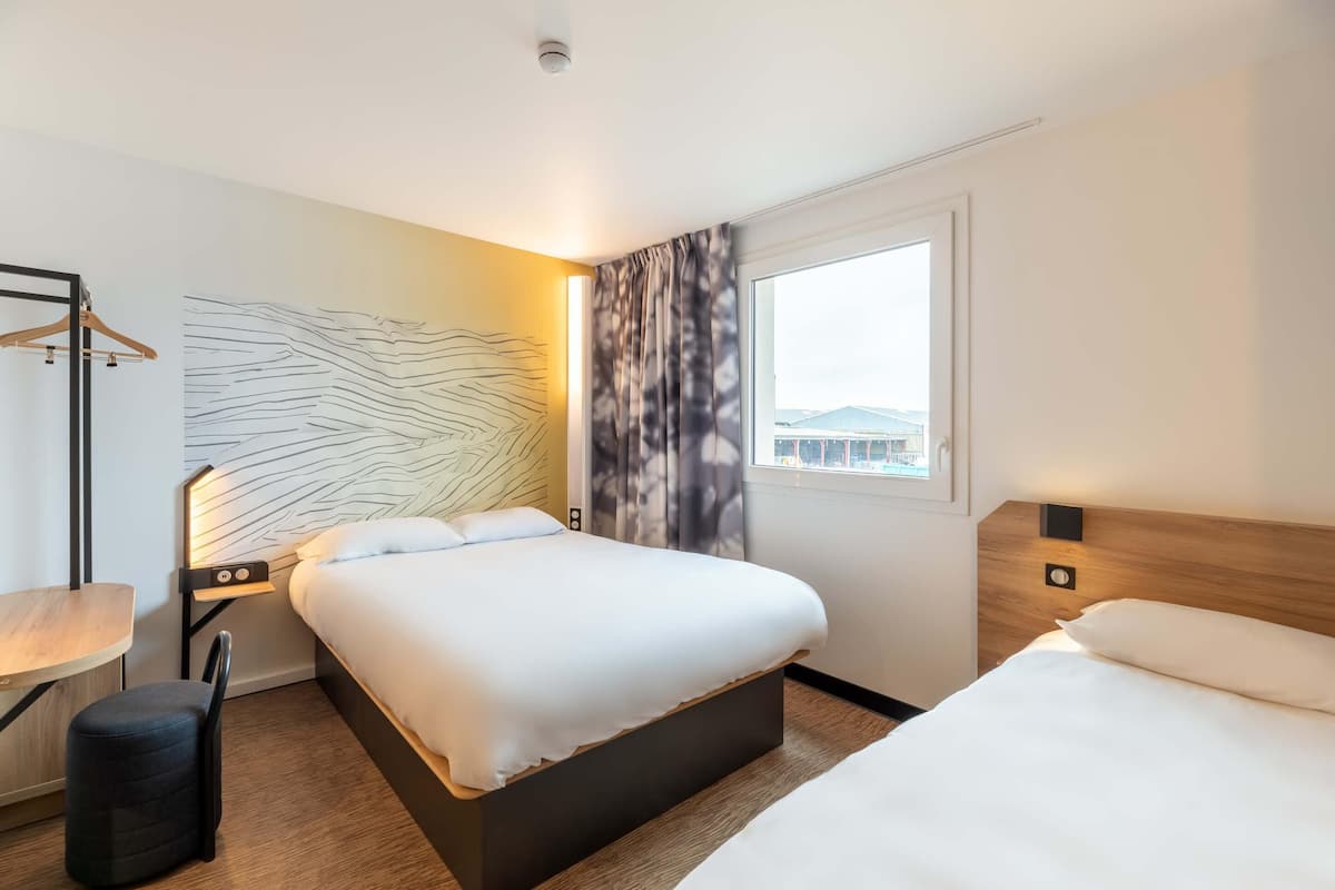 Triple Room, Non Smoking | Meja, kalis bunyi, Wi-fi percuma, cadar katil