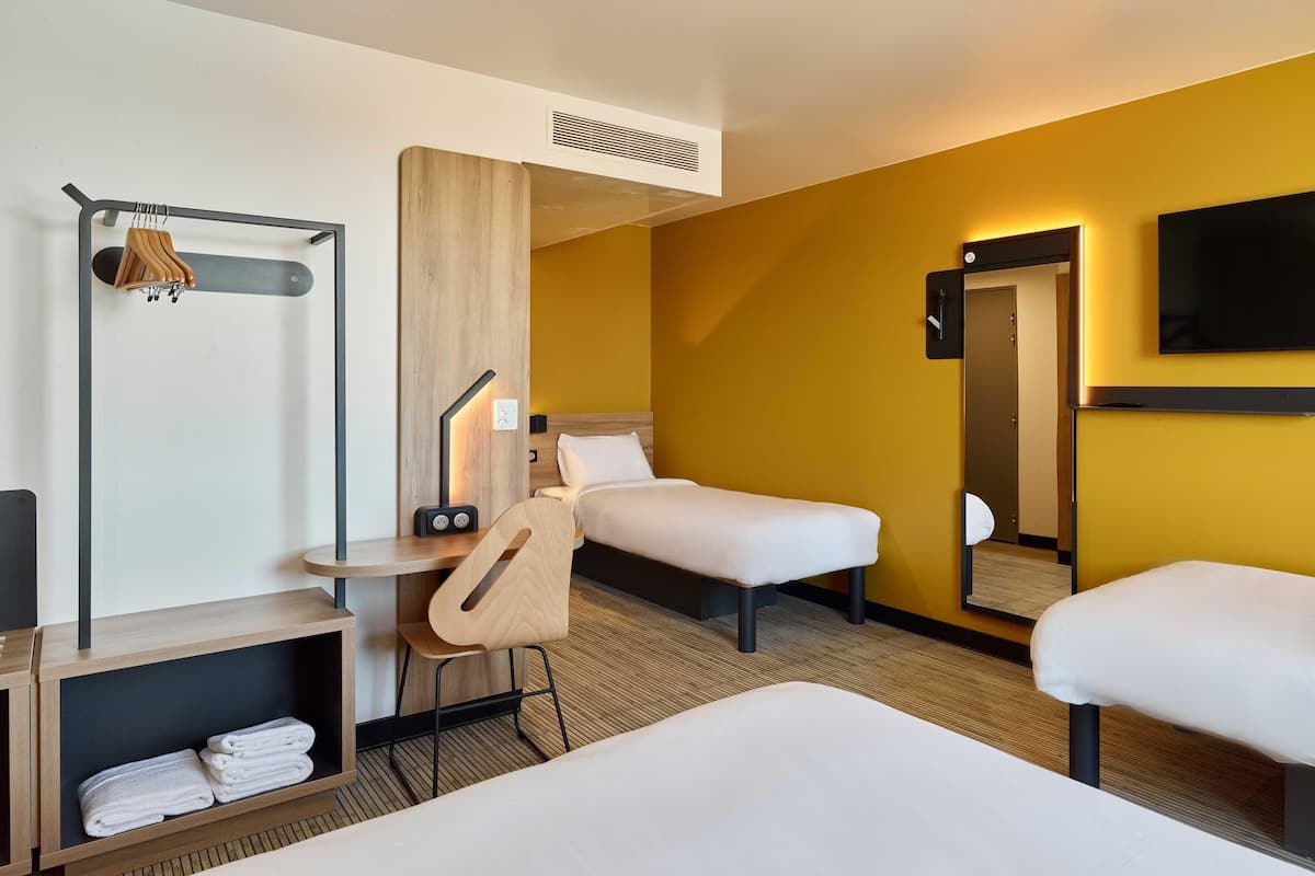 Quadruple Room, Non Smoking | Meja, kalis bunyi, Wi-fi percuma, cadar katil