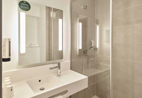 Shower, hair dryer, towels, soap - B&B HOTEL Meaux Nanteuil-lès-Meaux 3 étoiles (Nanteuil-les-Meaux)