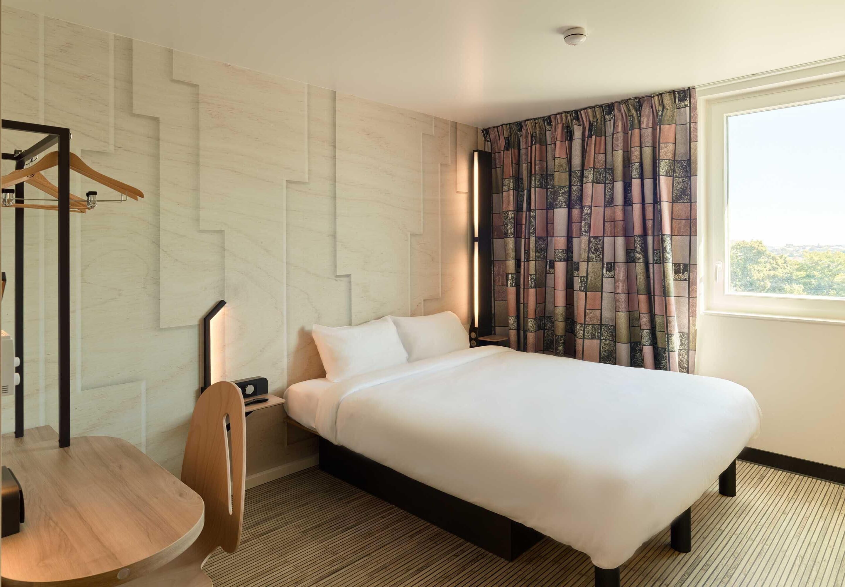 Escritorio, insonorización, wifi gratis y ropa de cama 