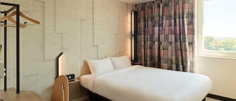 Escritorio, insonorización, wifi gratis y ropa de cama
