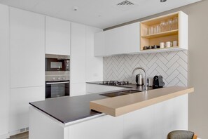 Kjøleskap, mikrobølgeovn, ovn og kokeplater