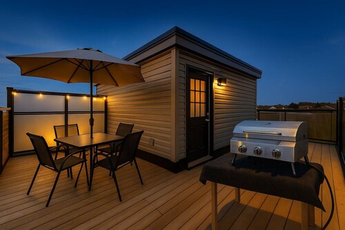 Stylish Niagara Falls Getaway with Rooftop City Views