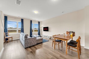 Interior - Stylish Niagara Falls Getaway with Rooftop City Views (Niagara Falls)