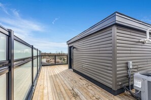 Terrace/patio - Stylish Niagara Falls Getaway with Rooftop City Views (Niagara Falls)