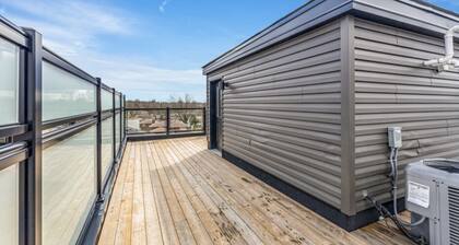 Stylish Niagara Falls Getaway with Rooftop City Views