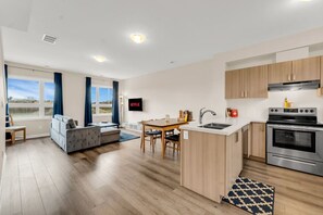 Fridge, microwave, oven, stovetop - Stylish Niagara Falls Getaway with Rooftop City Views (Niagara Falls)