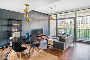 TV, stereo - Blueground | The Views, pool, nr Canal (Dubai)