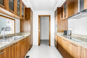 Kjøleskap, mikrobølgeovn, ovn og kokeplater