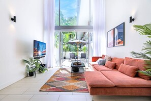 Smart TV, books - Hotel Drift 3201 Beachfront Accomodation (Palm Cove)