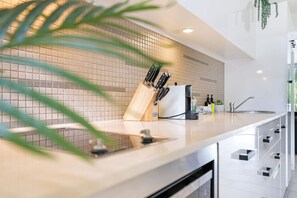 Frigorífic, microones, placa de cuina i rentaplats
