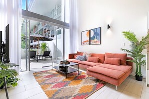 Smart TV, books - Hotel Drift 3201 Beachfront Accomodation (Palm Cove)