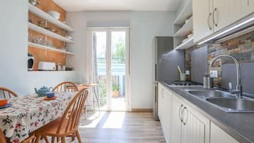 Réfrigérateur, micro-ondes, four, cafetière/bouilloire