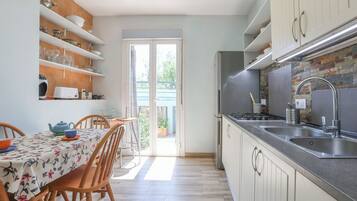 Fridge, microwave, oven, coffee/tea maker