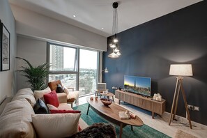 TV, stereo - Blueground | DIFC, pool, nr Burj Khalifa (Dubai)