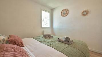 1 slaapkamer, een strijkplank/strijkijzer, wifi, beddengoed