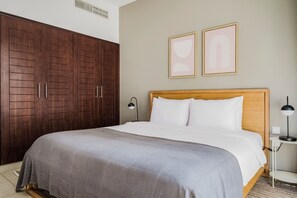 Tabla de planchar con plancha, wifi y ropa de cama 