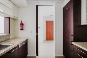 Frigorífic, microones, forn i placa de cuina 