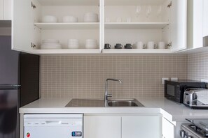 Kjøleskap, mikrobølgeovn, ovn og kokeplater