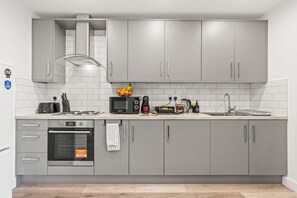 冷蔵庫、電子レンジ、オーブン、コンロ