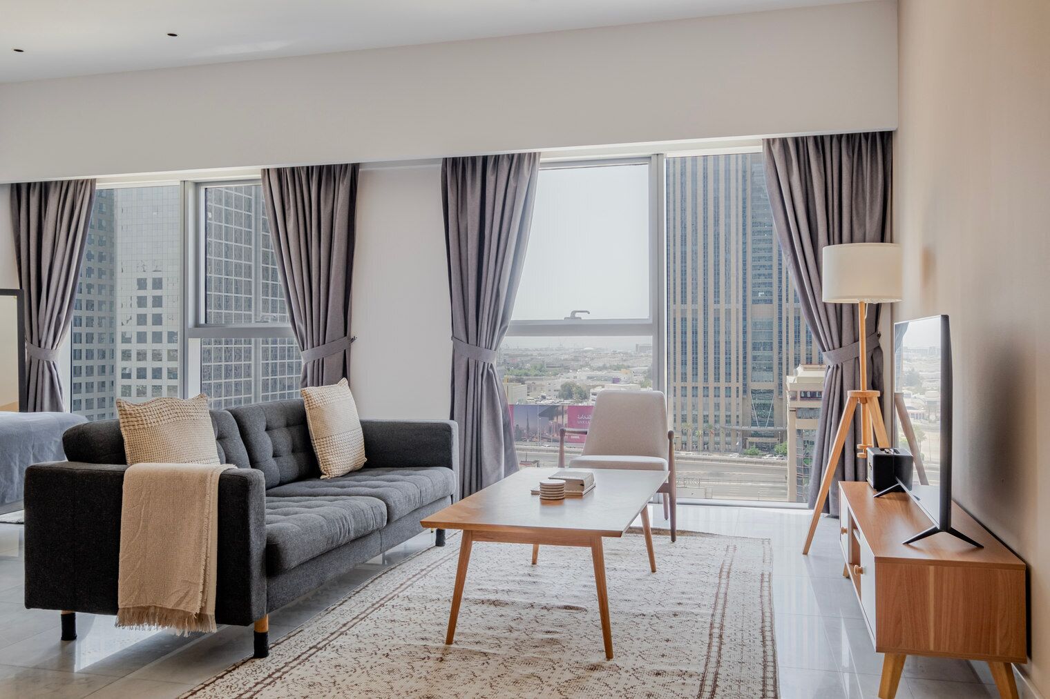 Una televisión, un reproductor estéreo