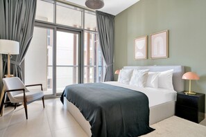 Tabla de planchar con plancha, wifi y ropa de cama 