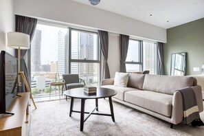 TV, stereo - Blueground | DIFC, pool, nr Central Park (Dubai)