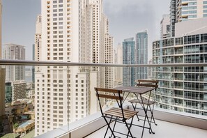 Outdoor dining - Blueground | Dubai Marina, pool, nr Marina (Dubai)