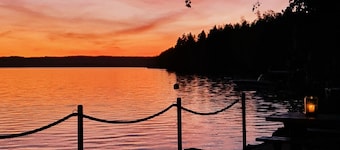 Cozy 4BR Lakeside Cabin with Sauna & Outdoor Grill