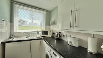 KĂŒhlschrank, Mikrowelle, Ofen, Herdplatte