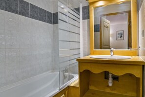 Bathroom - Resort center, 3rd floor, view ski slopes, fitness, swimming pool, sauna, balcony, tv, ski locker (Les Orres)